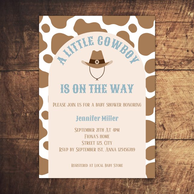 Convite Chá de fraldas Impressão de vaqueiro ocidental (cowboy western baby boy shower invitation beige cow print cowboy hat arch baby blue)