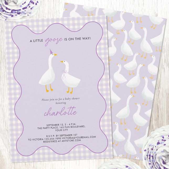 Convite Chá de fraldas Lilac Gingham de Pequeno Ganso (A little goose is on the way geese themed pastel lilac purple baby shower invitation)