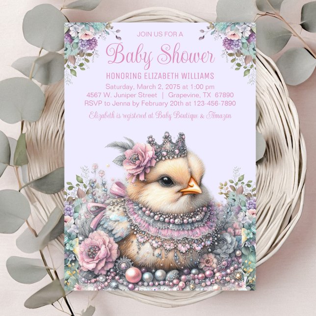 Convite Chá de fraldas Pintinho lavanda (Beautiful little chick with crown and jewels on a pastel floral background. )