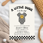 Convite Chá de fraldas Retroativo de Fato de Bebê Pequeno<br><div class="desc">Este convite de chá de fraldas bonito apresenta um traje de bebê de mesa de xadrez com um rosto sorridente amarelo. A tipografia retrô diz: "Um Pequeno Cara está a caminho!" Um design de padrão de tabuleiro esbranquiçado e preto acentua a parte inferior e posterior do convite. Perfeito para um...</div>