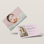 Convite Chá de fraldas Rosa de Fotografias de Bebê Agradáv<br><div class="desc">Cartão personalizado de anúncio para bebês com um texto elegante e moderno e branco "agradecido". Substitua a foto, cor de fundo rosa e detalhes para personalizar para sua introdução especial ao parto. Use isto para obrigado a todos do seu chá de fraldas assim que sua filha chegar. Personalize a saudação...</div>