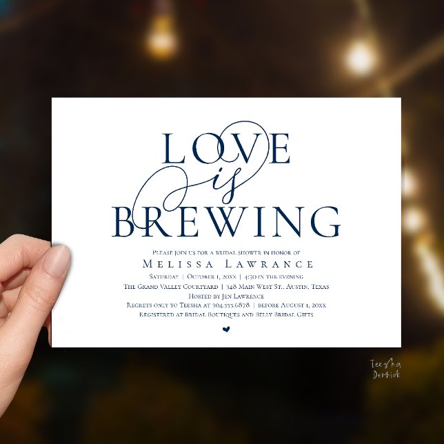 Convite Chá de Noiva Elegante com Tema 'O Amor Está Fermen (Love Is Brewing Elegant Script Bridal Shower Invitation Card Beer Wine Bar in Navy Blue)