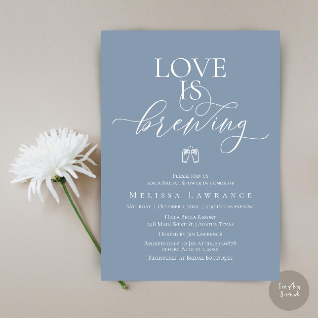 Convite Chá de Noiva Love Is Brewing | Script Elegante (Love Is Brewing Bridal Shower | Elegant Script Invitation Card in Dusty Blue)