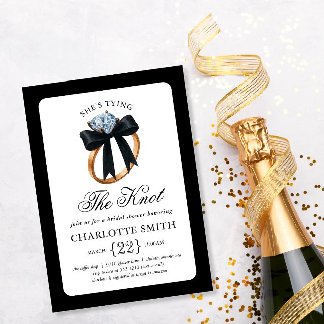 Convite Chá de panela Arco preto de Casando (She’s Tying the Knot Black Bow Diamond Engagement Ring Bridal Shower Invitation)