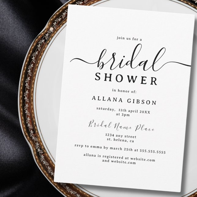 Convite Chá de panela branco e preto elegante (Elegant black-and-white bridal shower invitation placed on a decorative plate.)