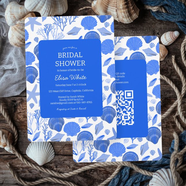 Convite Chá de panela de Capas de Água Azul de Praia QR PE (Seashells Bridal Shower Chic Blue Beach CUSTOM QR Invitation
)