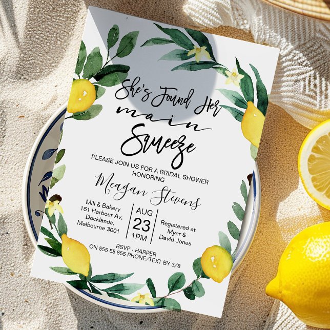 Convite Chá de panela de compressão principal de limão (Modern She Found Her Main Squeeze Bridal Shower Invitation, Lemon Wreath, Lemon Themed Bridal Invite)