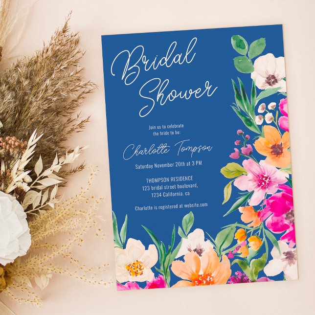 Convite Chá de panela de guião de flores silvestres, arroj (Bright bold wild flowers script bridal shower invitation on blue)