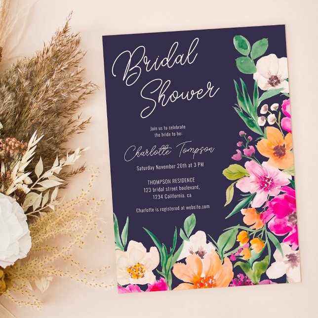 Convite Chá de panela de guião de flores silvestres, arroj (Bright bold wild flowers script bridal shower invitation on navy blue)