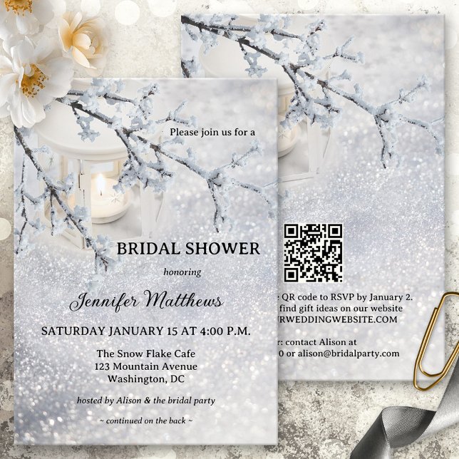 Convite Chá de panela de inverno da Lanterna da Neve (Bridal shower invitation showing a romantic winter scene with a candle lit lantern in sparkling snow)