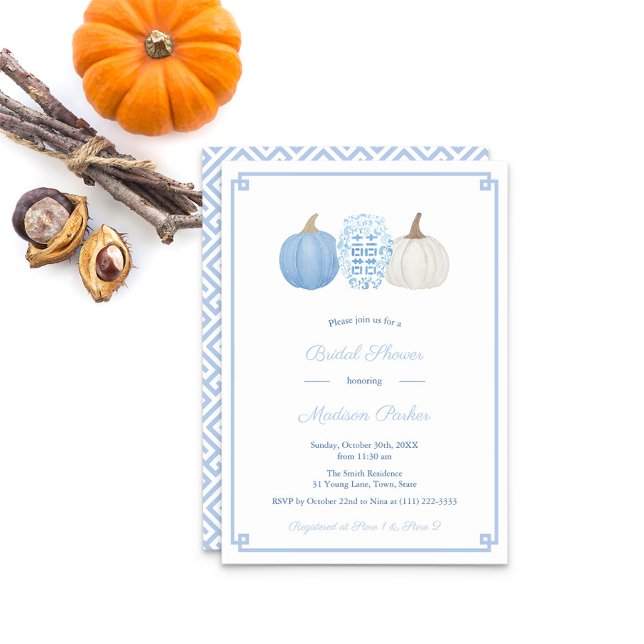 Convite Chá de panela De Outono De Pumpkin Azul E Branco (Preppy Light Blue And White Pumpkin With Ginger Jar Bridal Shower Invitation)