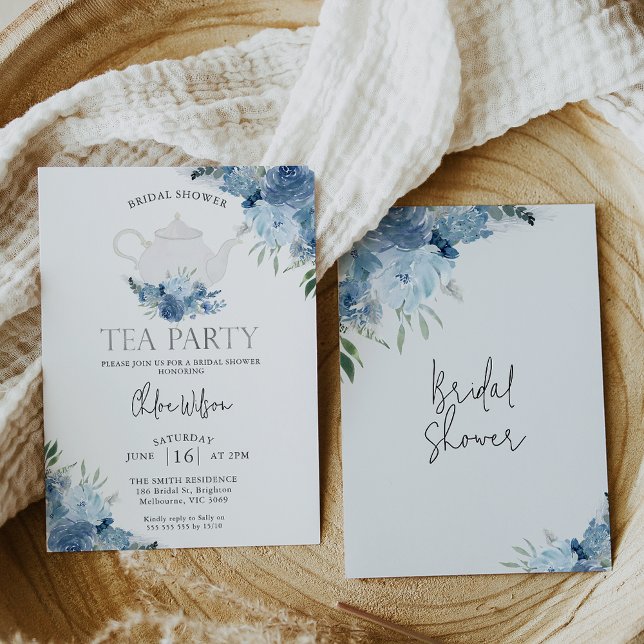 Convite Chá de panela do Blue Boho Floral Tea Party (Blue boho floral tea party bridal shower invitation featuring a white teapot.)