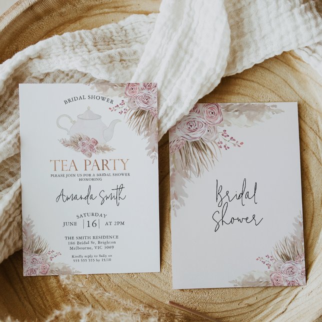 Convite Chá de panela do Blush Boho Floral Tea Party (Blush boho floral tea party bridal invitation featuring a white teapot and some pampas grass.)