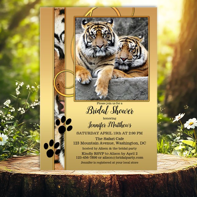 Convite Chá de panela do Zoo Tiger Safari (Bridal shower invitation featuring two tigers on a gold styled background with tiger paw print)