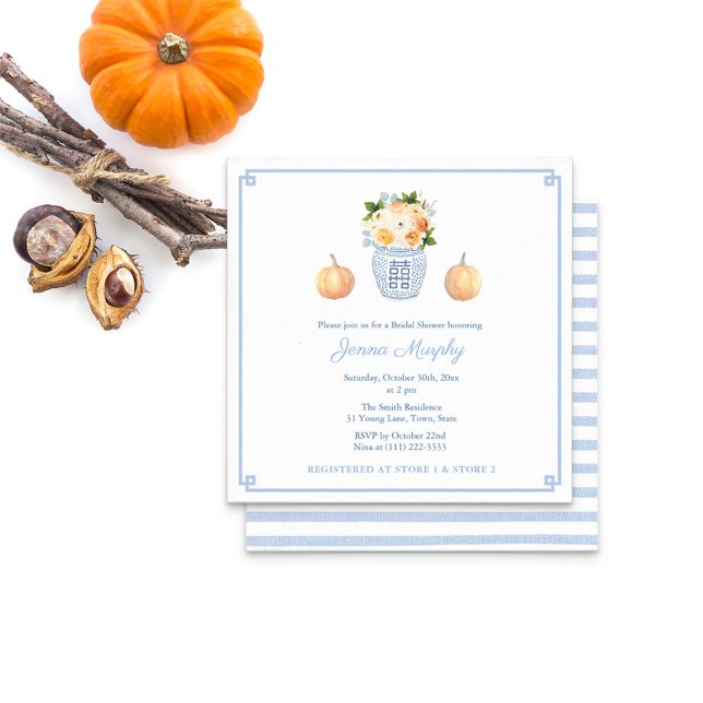 Convite Chá de panela Ginger Jar do outono Elegante (Bridal Shower Fall Flowers In Ginger Jar With Orange Pumpkins & A Pale Blue & White Striped Reverse)