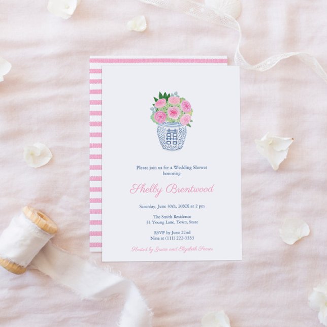 Convite Chá de panela Ginger Jar Rosas Rosa bonito (Pink Garden Roses With Foliage In Ginger Jar Bridal Shower Invitation With Pink White Stripe Reverse)