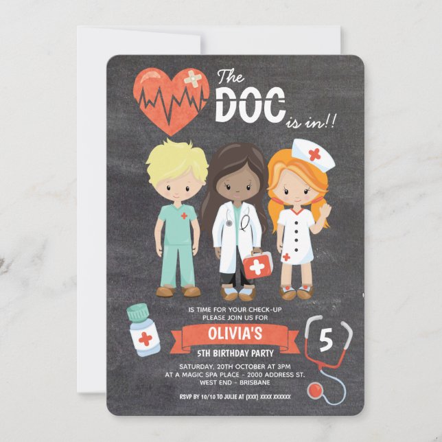 Convite Chalkboard Doc Está No Médico Aniversário (Frente)