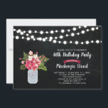 Convite Chalkboard, Mason Jar aniversário de 40 anos<br><div class="desc">Celebre seu dia especial com este convite de na moda. Este design apresenta luzes de cordas,  jarro de pedras e buquê de flores com fundo de quadro.</div>