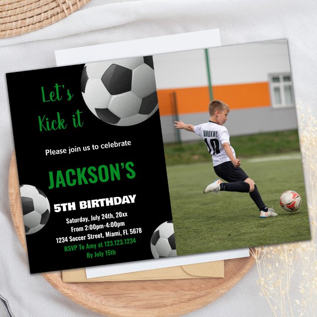 Convite Chamadas de Futebol de Texto Verde de Bola Negra (Black Ball Green Text Photo Soccer Invitations)