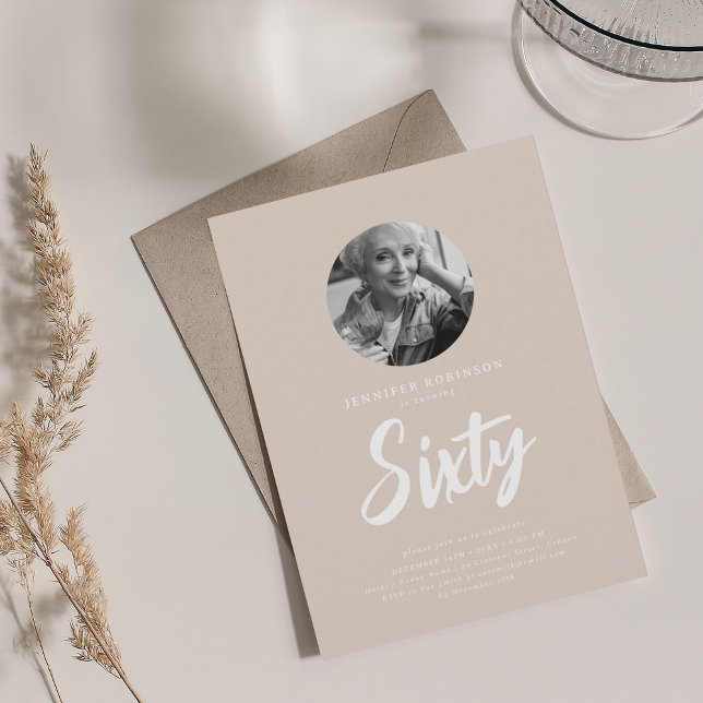 Convite Champanhe de 60º aniversário com Foto de Script Mí (Minimal Script Photo 60th Birthday Champagne Invitation)