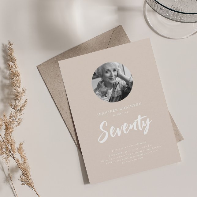 Convite Champanhe de aniversário de 70 de Foto com Script  (Minimal Script Photo 70th Birthday Champagne Invitation)