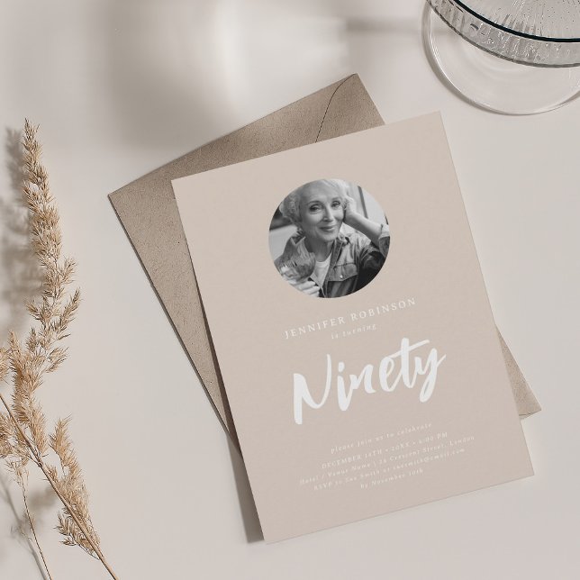 Convite Champanhe de aniversário de 90 de Foto com Script  (Minimal Script Photo 90th Birthday Champagne Invitation)