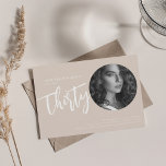 Convite Champanhe do aniversário de 30 anos de Fotografia<br><div class="desc">Um design elegante de convite de festas "aniversário de 30 anos" com fotografia personalizada,  tipografia moderna e texto personalizado.</div>