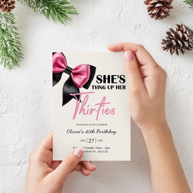 Convite Chic Black & Pink Bow 40th Birthday Invitation (Criador carregado)