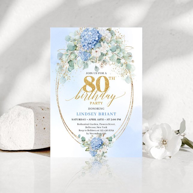 Convite Chic Blue Hydrangeas Gold Floral 80th Birthday (Chic Blue Hydrangea Gold Floral 80th Birthday Invitation)