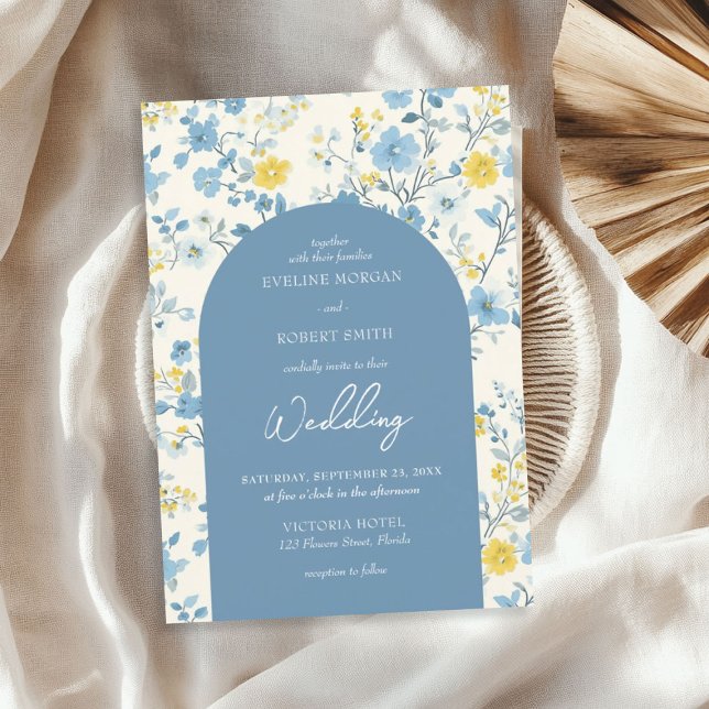 Convite Chic Boho - Arco de flores azuis e amarelas de alg (Chic Boho blue and yellow cottage flowers arch Invitation)