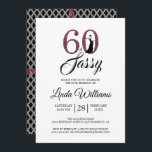 Convite Chic Burgundy 60 e Sassy | 60.a Festa de aniversár<br><div class="desc">Um convite para fotos de 60 anos, elegante, que você pode personalizar e enviar para a sua sexagésima festa de aniversário. As palavras "60 e Sassy" em brilho preto e burgundy são usadas na tipografia moderna. Há um padrão geométrico preto-e-branco na parte de trás da carta com fitas brilhantes de...</div>