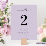 Convite Chic, Número Mínimo de Tabela de Casamento Roxo de<br><div class="desc">Elevem sua recepção de casamento com nossos números coordenativos, projetados para misturar minimalismo moderno com elegância romântica. Cada peça apresenta detalhes delicados de caligrafia que captam graciosamente a essência do seu dia especial. Cartão de número de tabela em um tom roxo de lavanda bonito. Feito com cuidado, esses números de...</div>