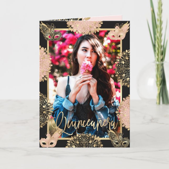 Convite Chic Pink Dourada Mask Español Quinceañera (Frente)