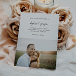Convite Chic Simples | Casamento Fotográfico<br><div class="desc">Este doce e simples convite de casamento apresenta a sua foto pessoal favorita,  além de um elegante roteiro moderno e texto para um design preto e branco que ajustado qualquer estilo.</div>