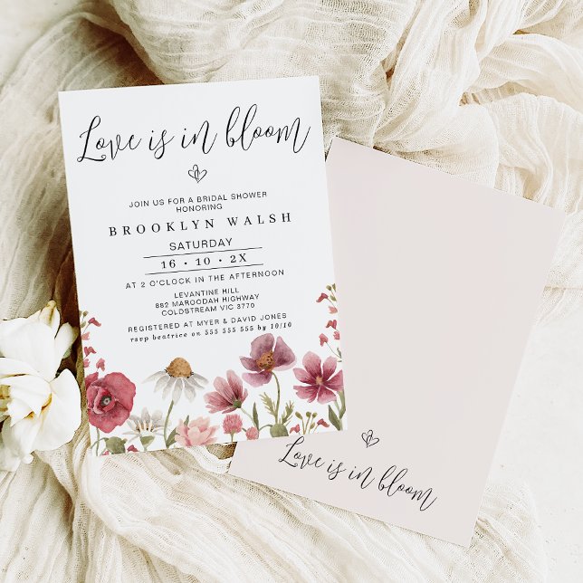 Convite Chic Wildflower Love está em Bloom Chá de panela (Sweet wildflower themed love is in bloom bridal shower invitation with a modern calligraphy heading)
