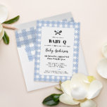 Convite Churrasco de Xadrez de Gingham Azul Pálido<br><div class="desc">Celebre a mamãe e o bebê a estarem com este convite de festas de churrasco de quintal bebê-q que apresenta uma alegre tomada do padrão clássico de pano de piquenique de xadrez gingham em azul e branco macio mais o detalhe charmoso das ferramentas de grelhar com um coração. Personalize o...</div>