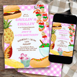 Convite CHURRASCO Grillin e Festa de aniversario de menina<br><div class="desc">Churrasco Grillin' & Chillin' com comida saborosa de churrasco no cheque cor-de-rosa. O design tem um hambúrguer, cachorro-quente, galinha, kebab, milho no berço, tigela de salada, abacaxi e uma bebida. Grillin' & Chillin' está escrito em tipografia retrô e o modelo de convite está pronto para você personalizar com seus detalhes....</div>