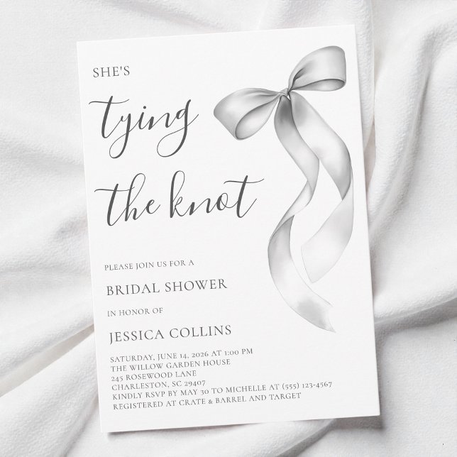 Convite Chuva Cinza Moderna Ela Está Amarrando o Nó Chá de (Modern Gray Bow She's Tying the Knot Bridal Shower Invitation)