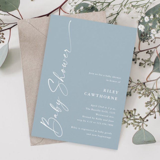 Convite Chuva de Bebê Azul Empoeirado Roteiro Elegante Mod (Modern script dusty blue boho boys baby shower invitation.)