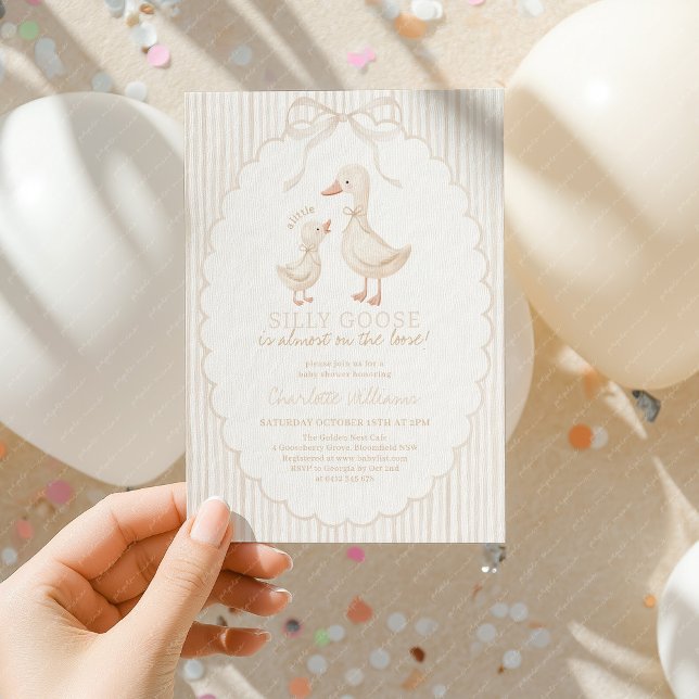 Convite Chuva de Bebê Bege Neutro Silly Goose (Gender Neutral Baby Shower Invitation with Geese, Beige Stripes and bow)