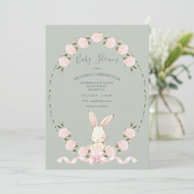 Convite Chuva de Bebê Bunny Floral Hydrangeas Sage Menina (Em pé/Frente)