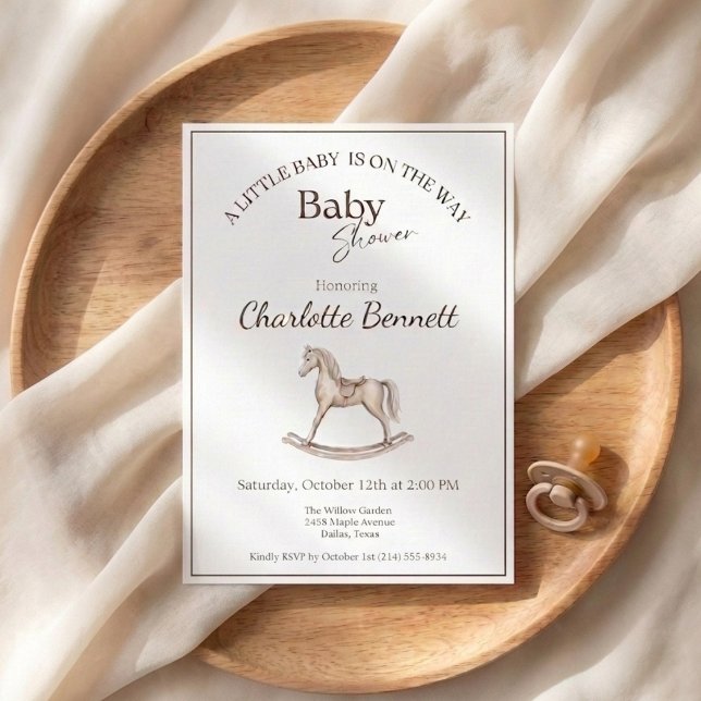 Convite Chuva de Bebê Cavalo de Balanço Neutro  (Minimalist baby shower invitation with rocking horse on wooden tray background)