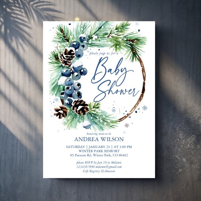 Convite Chuva de bebê de inverno coroa de pinheiros nevado (Winter baby shower snowy pines wreath dusty blue berries invitation cards template)