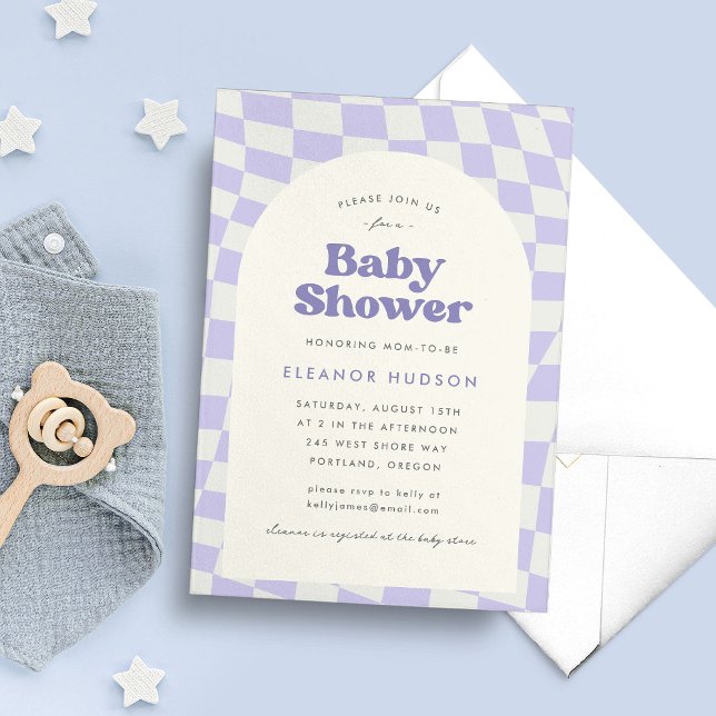 Convite Chuva de Bebê Groovy Roxa dos Anos 70 (groovy baby shower invitation with wavy checkerboard pattern in lilac)