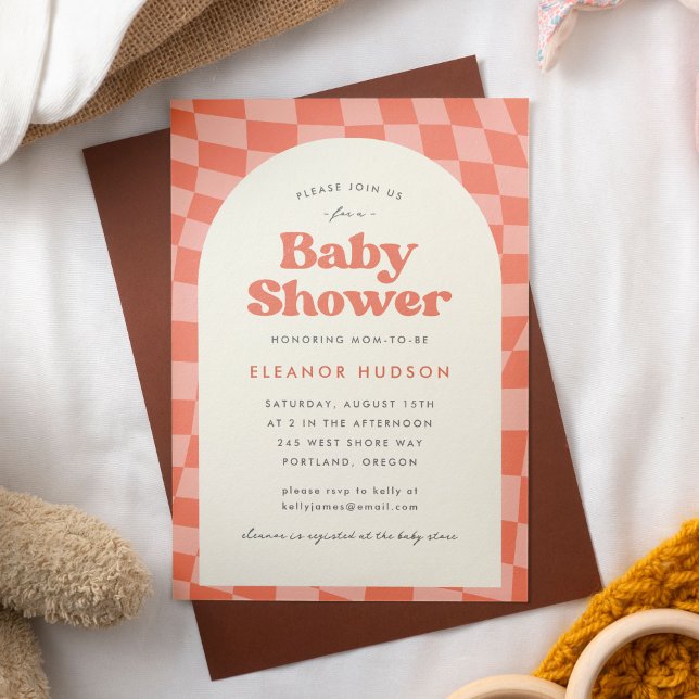 Convite Chuva de Bebê Laranja Retro Groovy dos Anos 70 Xad (Groovy, retro, 70s baby shower invitation with orange checkerboard pattern)