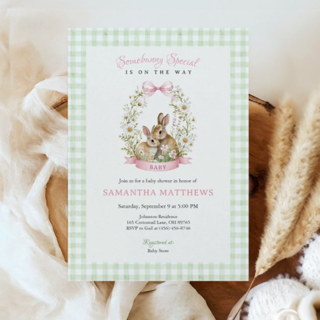 Convite Chuva de Bebê Menina em Xadrez Verde Coelhinho Vin (Vintage Bunny Green Gingham Baby Shower Invitation)