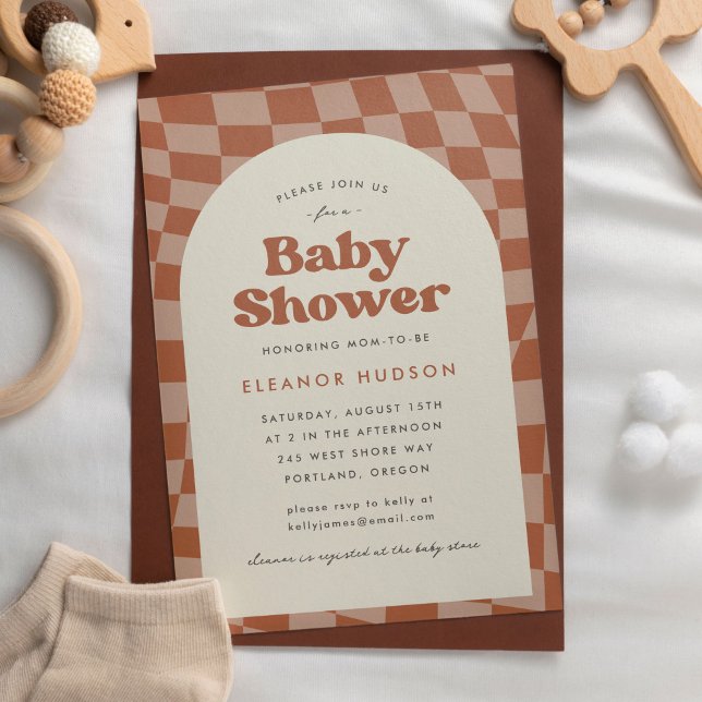 Convite Chuva de Bebê Neutra Groovy Retrô dos Anos 70 Xadr (Baby shower invitation with retro, groovy, 70s theme. Features a checkerboard pattern in brown)