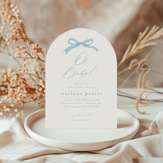 Convite Chuva de Bebê Simples Menino Arco Azul (Simple hand painted blue bow script boys baby shower invitation.)