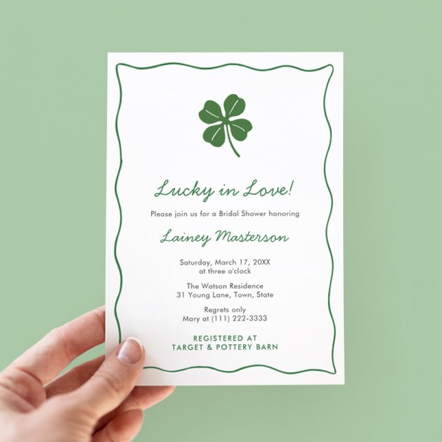 Convite Chuva de Casamento Moderno Squiggle St Patricks Da (Modern St Patricks Day Bridal Shower invitation with trendy doodle border and hand-drawn shamrock)