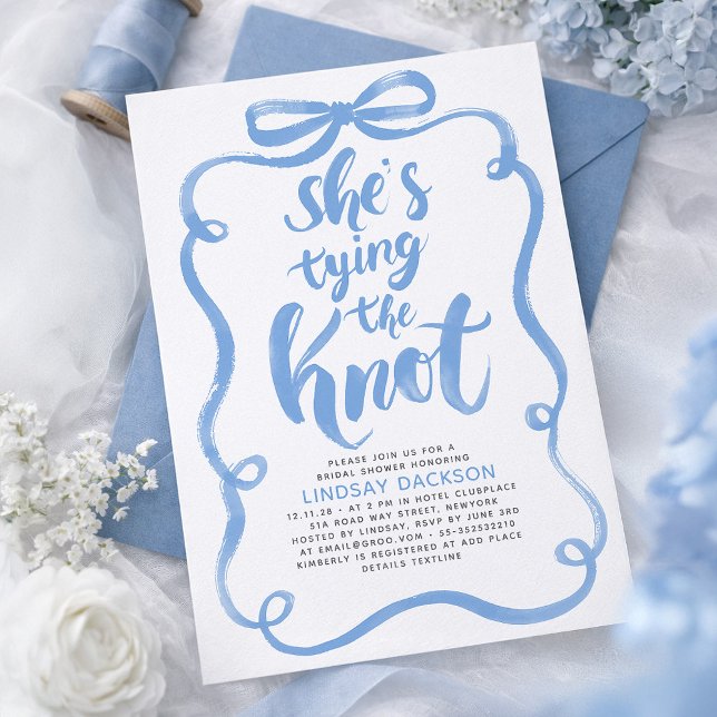 Convite Chuva de Noiva Arco Azul Desbotado Ela Está Se Cas (Dusty Blue Bow Whimsical Bridal Shower Invitation She's Tying The Knot)